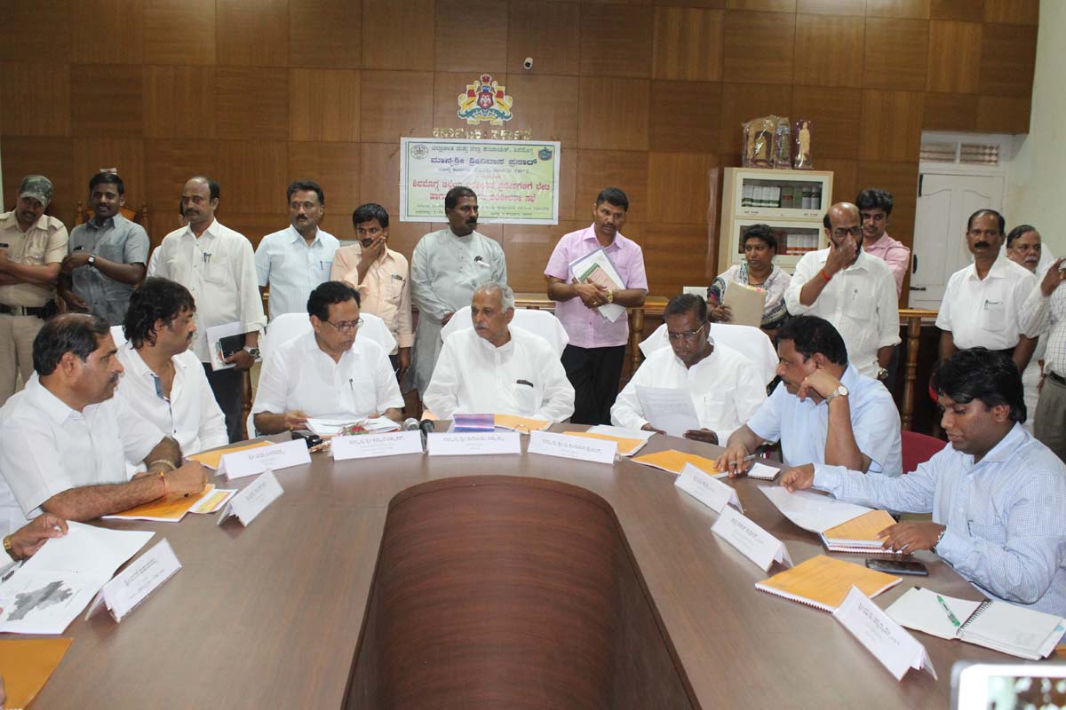 ಸಾಗರ: ಅಧಿಕಾರಿಗಳೊಂದಿಗೆ ಸಚಿವ ಶ್ರೀನಿವಾಸ್ ಪ್ರಸಾದ್ ಸಭೆ